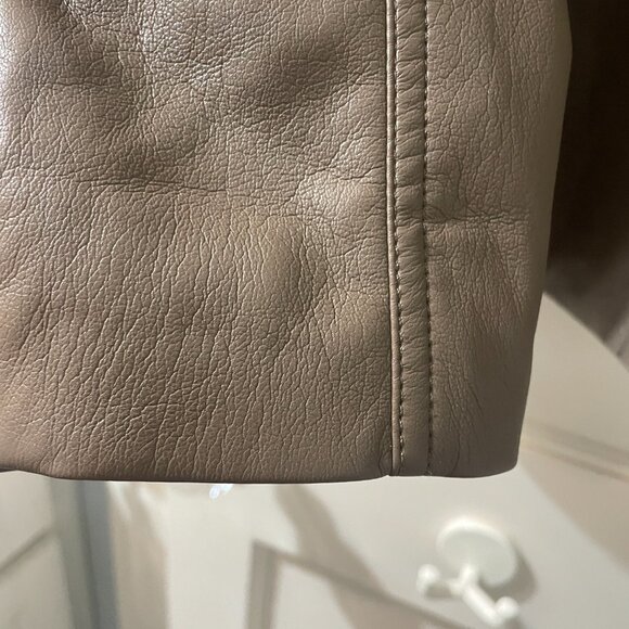 Aritzia Sunday Best Gabby Shirt Jacket Size Medium Faux Leather - Picture 6 of 9